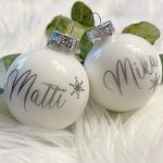 Personalisierte Weihnachtskugel (weiß) mit Wunschbeschriftung / Namen